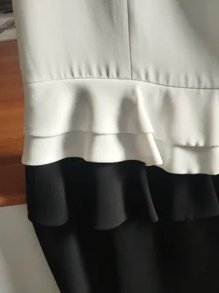 Vestido blanco y negro con volantes
