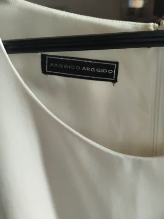 Vestido blanco y negro con volantes