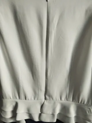 Vestido blanco y negro con volantes