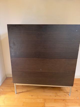 Cómoda madera oscura con patas metálicas