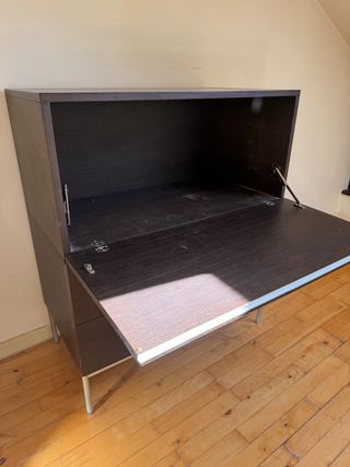 Cómoda madera oscura con patas metálicas