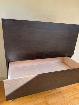 Cómoda madera oscura con patas metálicas