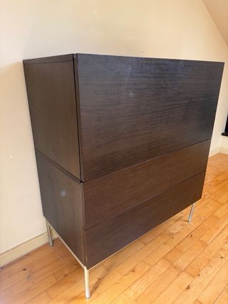 Cómoda madera oscura con patas metálicas