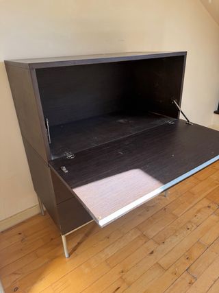 Cómoda madera oscura con patas metálicas