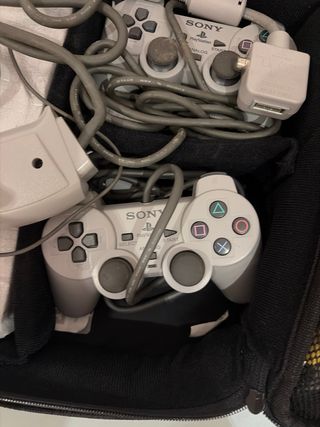 PlayStation con dos mandos y una pistola