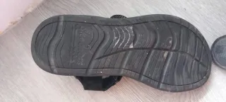 Sandalias negras y rosas