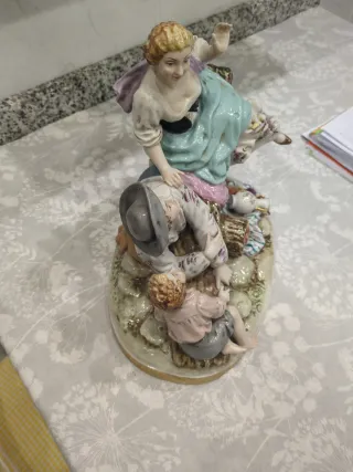 Figura de porcelana multicolor