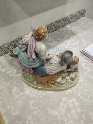 Figura de porcelana multicolor