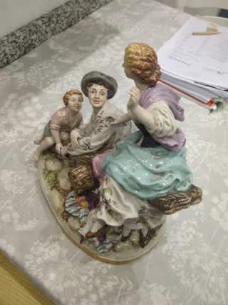 Figura de porcelana multicolor