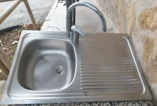 Fregadero de acero inoxidable con grifo