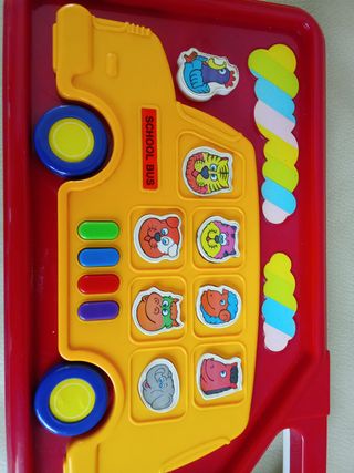 Scuolabus con animali giocattolo