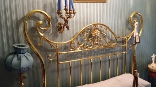 Mueble antiguo dorado de metal