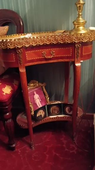 Mueble antiguo dorado de metal