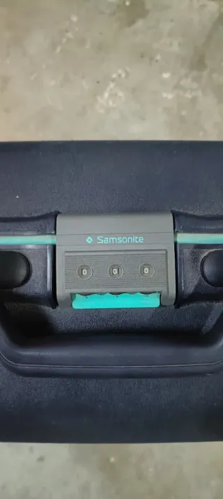 Maleta Samsonite negra con ruedas y asa extensible