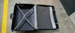 Maleta Samsonite negra con ruedas y asa extensible