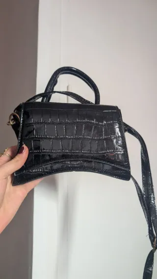 Bolso negro pequeño efecto piel cocodrilo