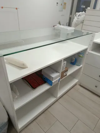 Mostrador de tienda de madera y cristal