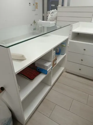 Mostrador de tienda de madera y cristal