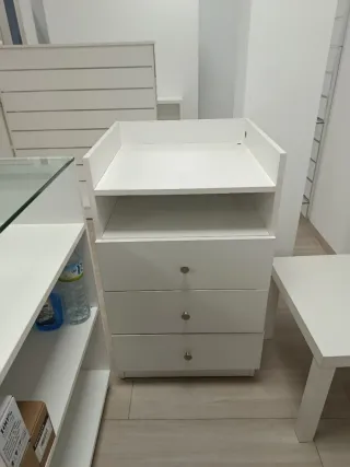 Mostrador de tienda de madera y cristal