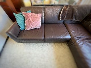 Sofá cheslón Ikea piel marrón modelo VIMLE