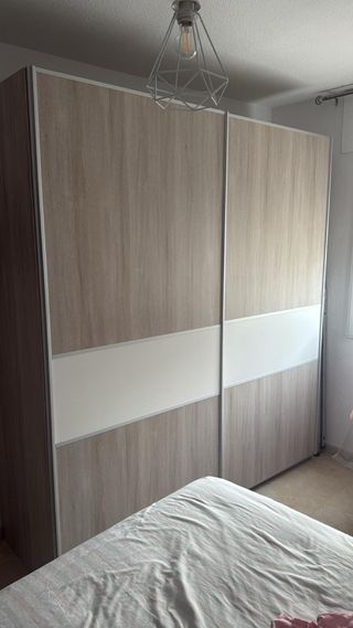 Armario puertas correderas madera .Me urge vender