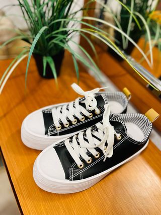 Zapatillas negras y blancas