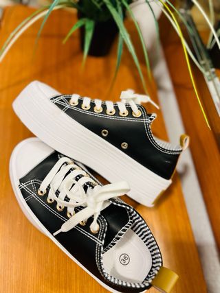 Zapatillas negras y blancas