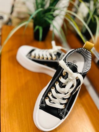 Zapatillas negras y blancas