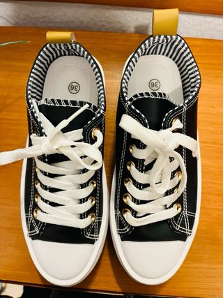 Zapatillas negras y blancas