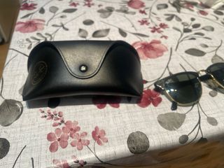 Gafas de sol Ray-Ban Clubmaster negras y doradas