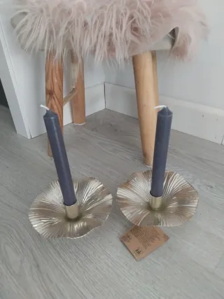 Juego de 2 portavelas dorados con velas grises