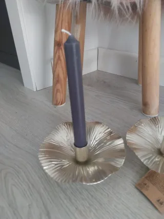 Juego de 2 portavelas dorados con velas grises