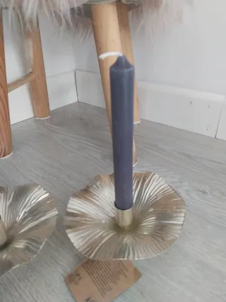 Juego de 2 portavelas dorados con velas grises