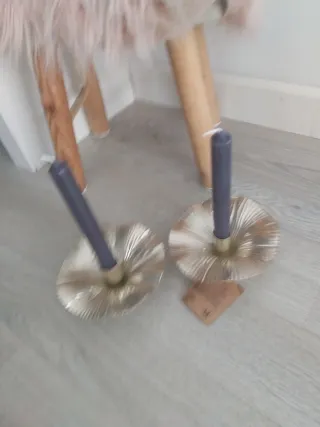 Juego de 2 portavelas dorados con velas grises