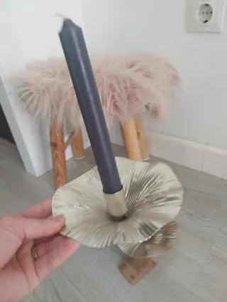 Juego de 2 portavelas dorados con velas grises