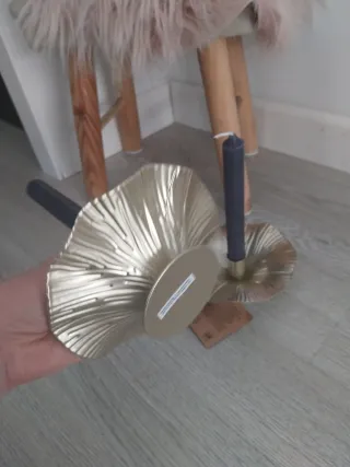 Juego de 2 portavelas dorados con velas grises