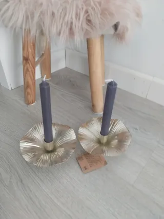 Juego de 2 portavelas dorados con velas grises