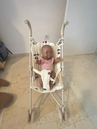 Carrito de juguete con estampado de cerezas