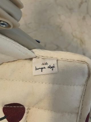 Carrito de juguete con estampado de cerezas