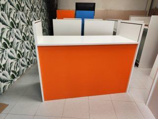 Mostrador de madera y blanco