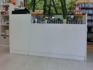 Mostrador de madera y blanco