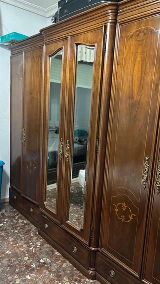 Armario de madera con mesitas y tocador
