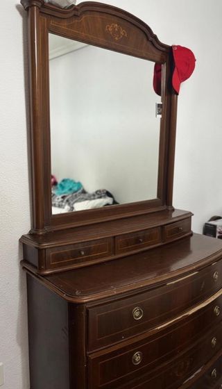 Armario de madera con mesitas y tocador