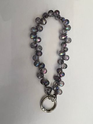 Portachiavi con perline grigie e viola