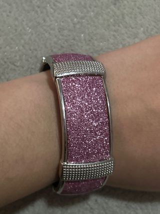 Pulsera rosa con detalles plateados