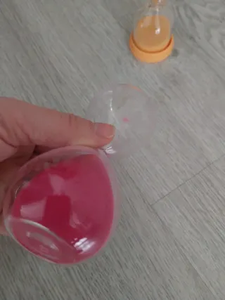 Reloj de arena rosa y naranja