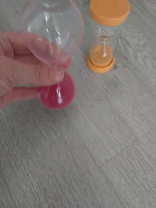 Reloj de arena rosa y naranja