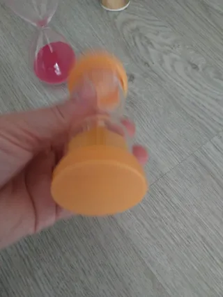 Reloj de arena rosa y naranja