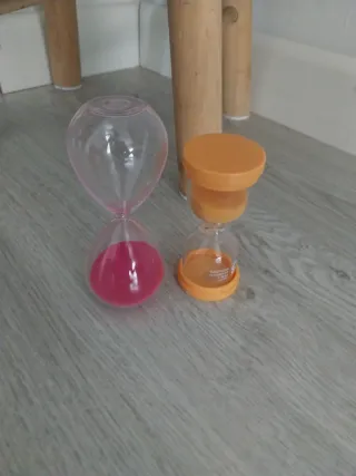 Reloj de arena rosa y naranja