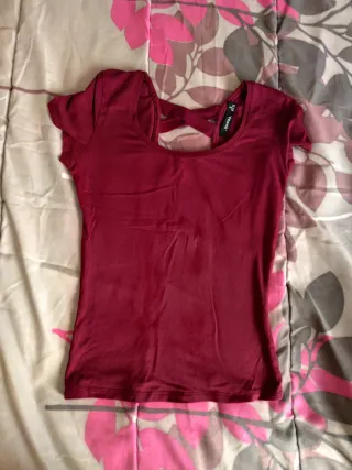 Camiseta Bershka morada cruzada espalda S